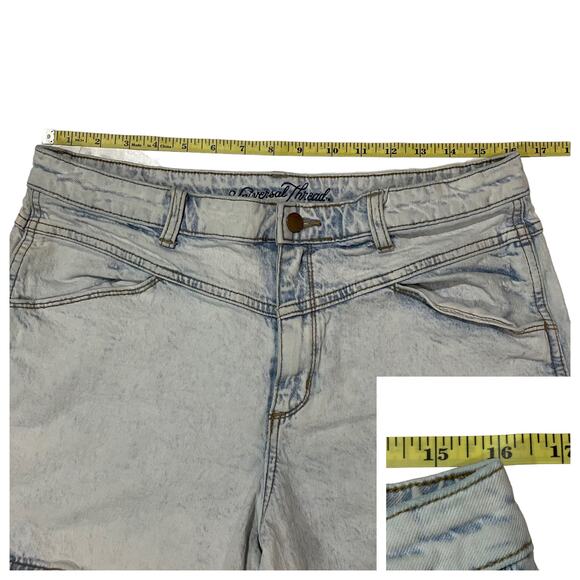 Universal Thread High-Rise Midi Jean Shorts - Light Wash - 14/32 - Picture 2 of 7